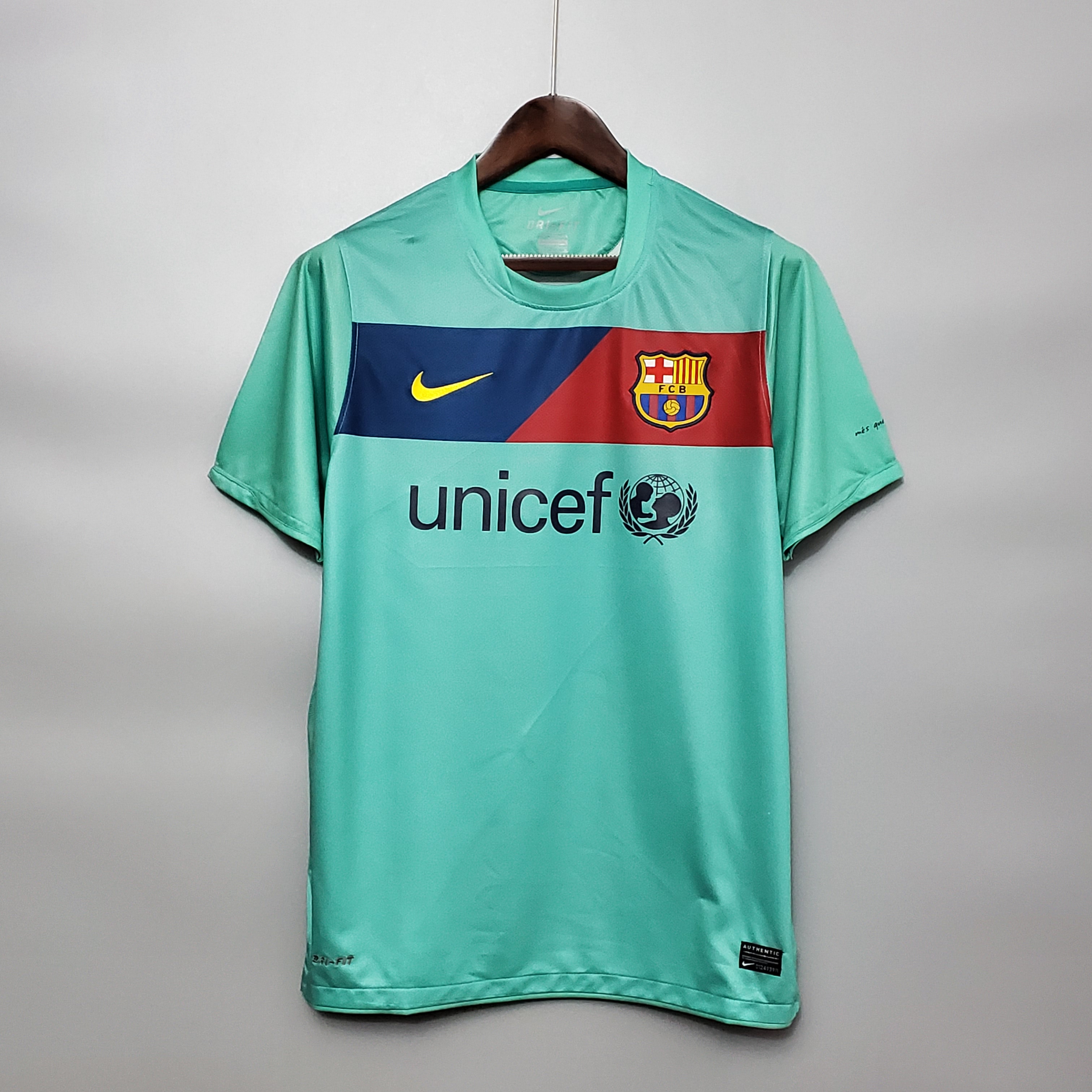 How to Style Your Barcelona 10-11 Barcelona Away Retro Jersey for Every Occasion