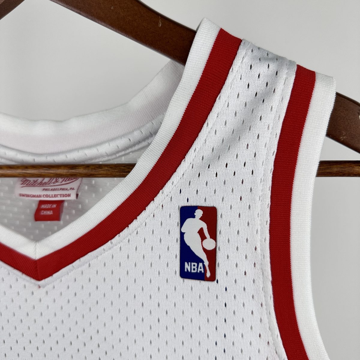 Philadelphia 76ers 1996-97 Season Swingman Throwback Heat-Pressed Replica Jersey White #3 Allen Iverson - detail