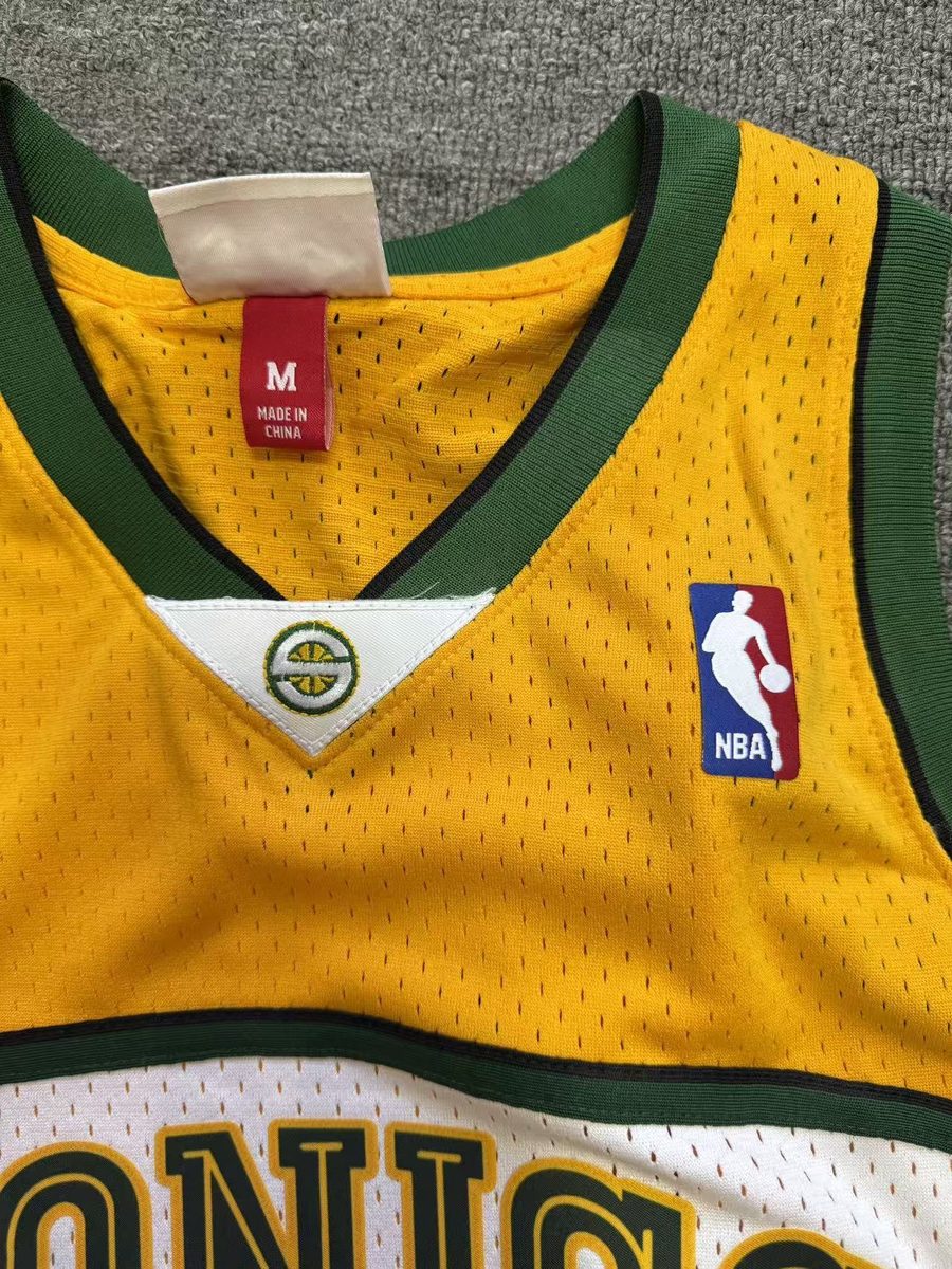 Nike MN Throwback Heat-Pressed Swingman Jersey: Seattle Supersonics 2007-08 Season Yellow #35 Kevin Durant - detail